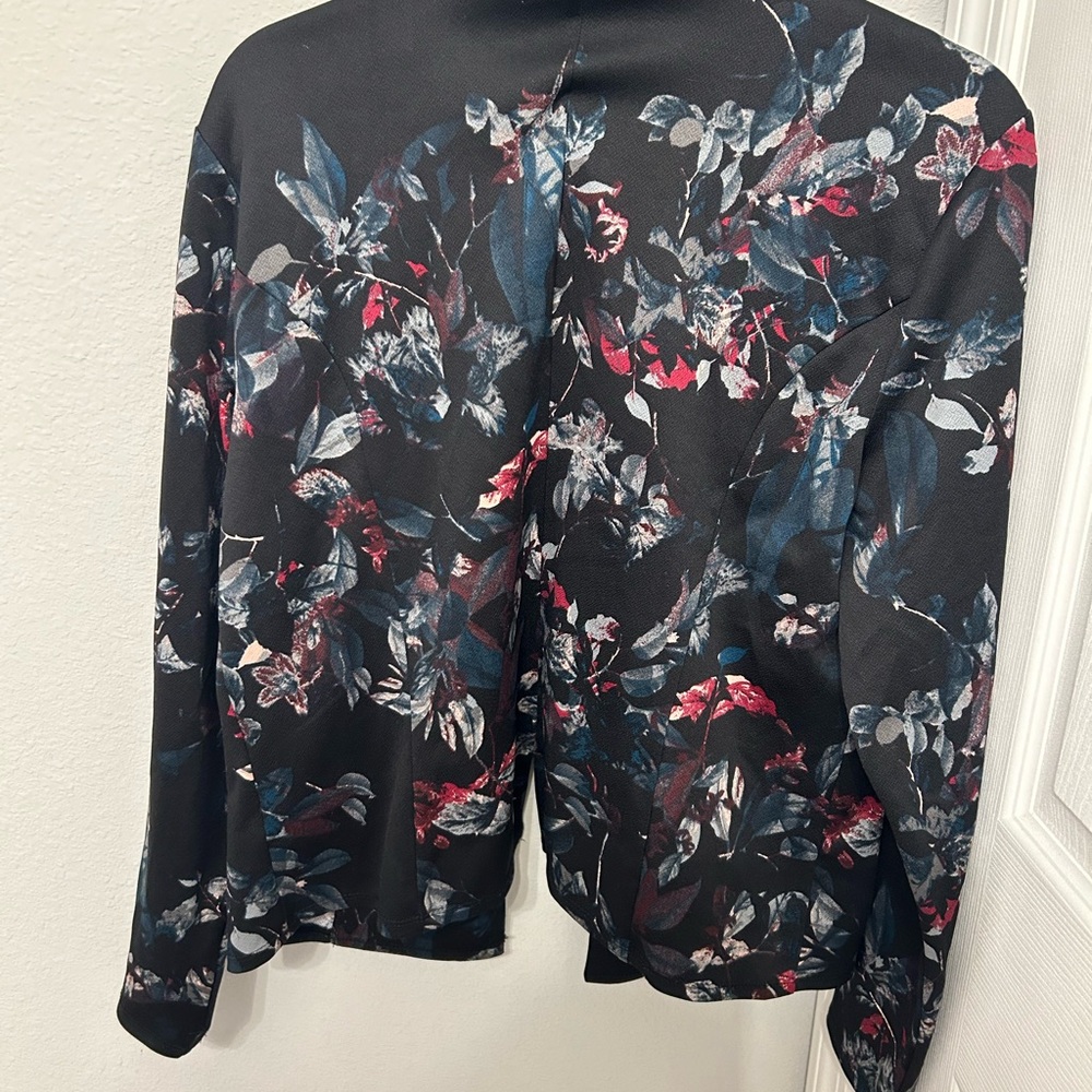 Maurices floral zip pocket blazer used like new size Large long sleeve